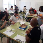 Dei fogli, uno spago, dello scotch, delle mollette e una pallina intoccabile... che deve muoversi da sola