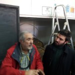 Il proprietario di una cantina di vino illustra come si svolge la produzione...